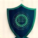 Escudo de seguridad con un ícono de un ojo que representa detección de fraudes.